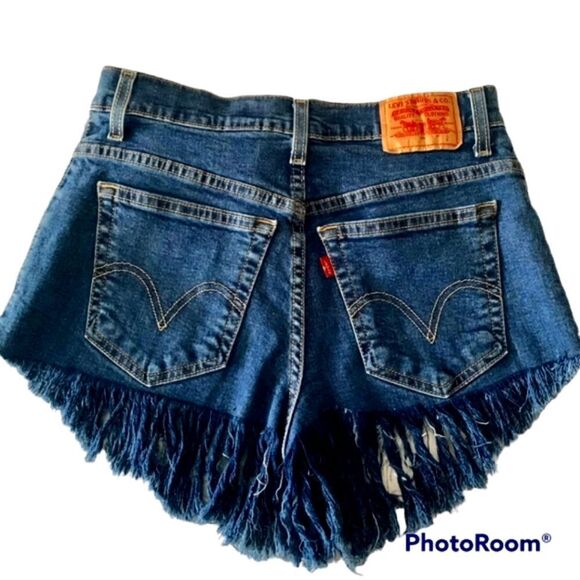 Vintage high rise Levi's cheeky shorts - Picture 4 of 7